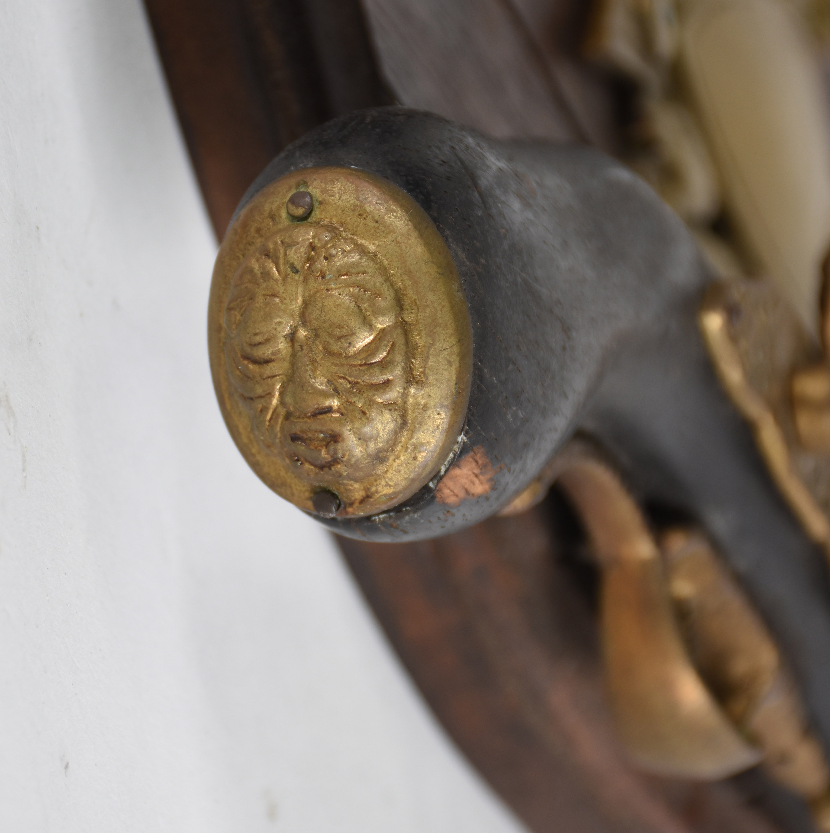 Aplique / placa de madeira com uma " pistola" e um " machado " - foto 3 de 4