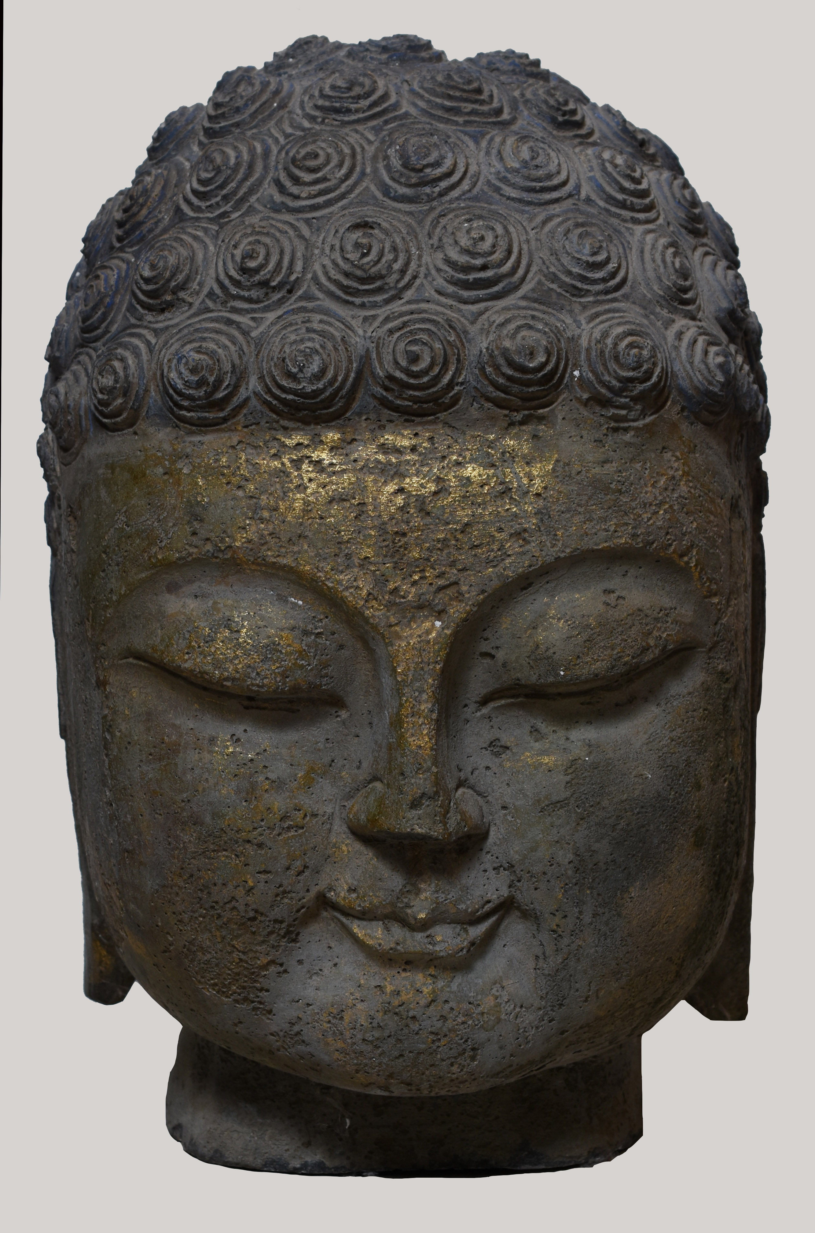 Cabeça de Buda – Pedra com pintura a ouro na face e azul nos cabelos... - foto 1 de 3
