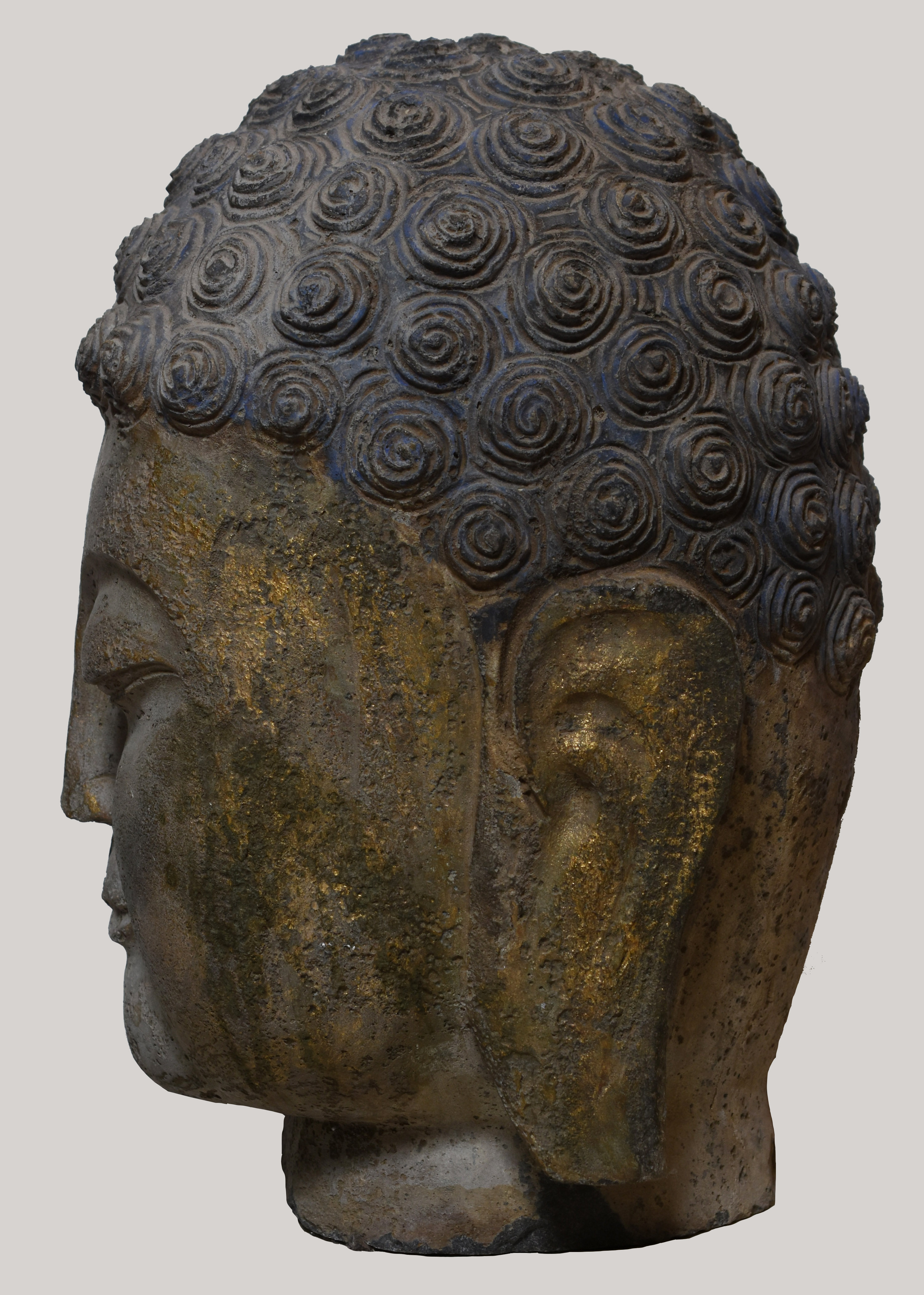 Cabeça de Buda – Pedra com pintura a ouro na face e azul nos cabelos... - foto 2 de 3