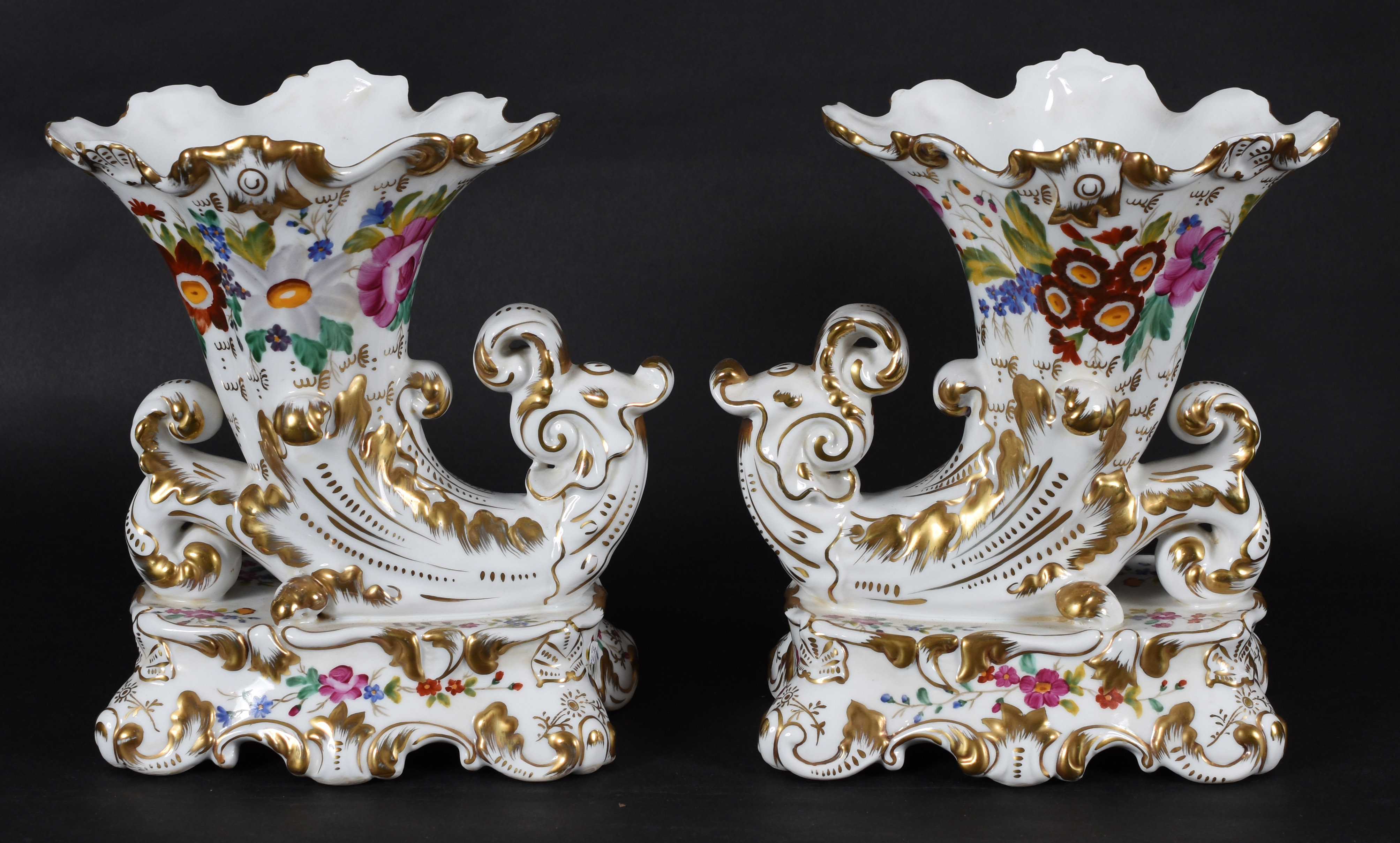 Par de vasos – Porcelana francesa sem marca, no estilo “Velho Paris”... - foto 1 de 4
