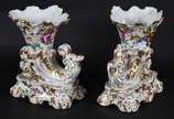 Par de vasos – Porcelana francesa sem marca, no... - Par de vasos – Porcelana francesa sem marca, no estilo “Velho Paris” – Decoração em feitio de cornucópias com flores em policromia e realces a o...