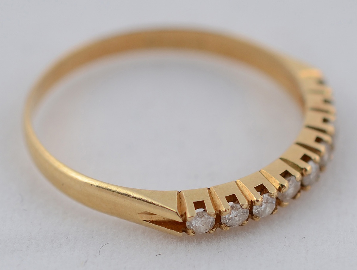 Meia aliança de ouro amarelo 18 k com nove brilhantes. Peso total 1,3... - foto 1 de 2