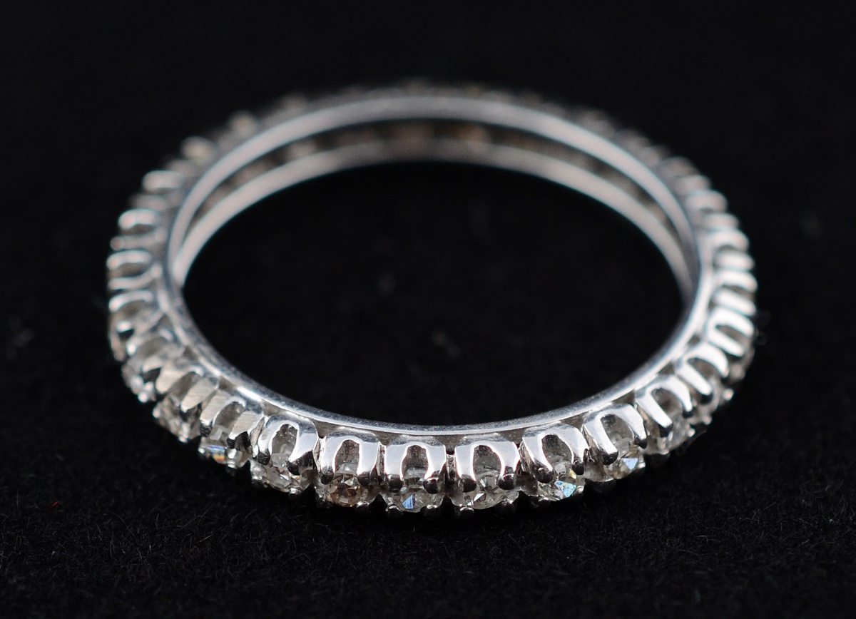 Aliança de ouro branco 18 k com aproximadamente 0.60 ct de...