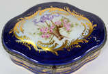 Caixa Decorativa – Porcelana de Sèvres – Decora... - Caixa Decorativa – Porcelana de Sèvres – Decoração em azul cobalto e ouro com corbeille de flores em reserva 
França – século XX