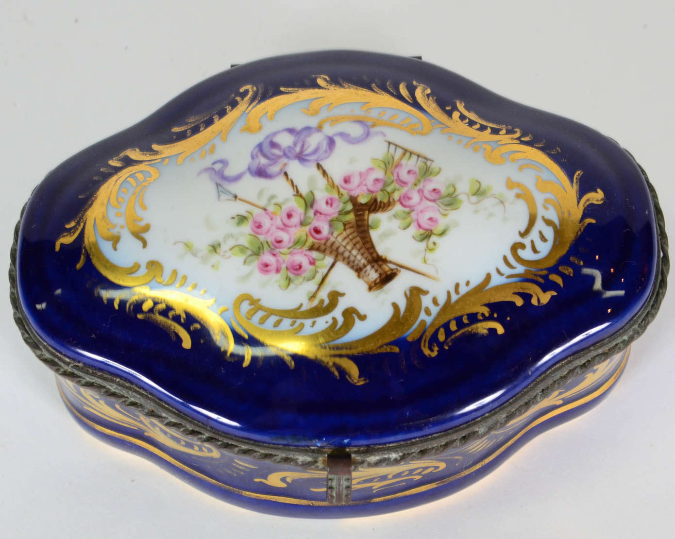 Caixa Decorativa – Porcelana de Sèvres – Decoração em azul cobalto e... - foto 1 de 5