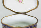 Caixa Decorativa – Porcelana de Sèvres – Decora... - Caixa Decorativa – Porcelana de Sèvres – Decoração em azul cobalto e ouro com corbeille de flores em reserva 
França – século XX