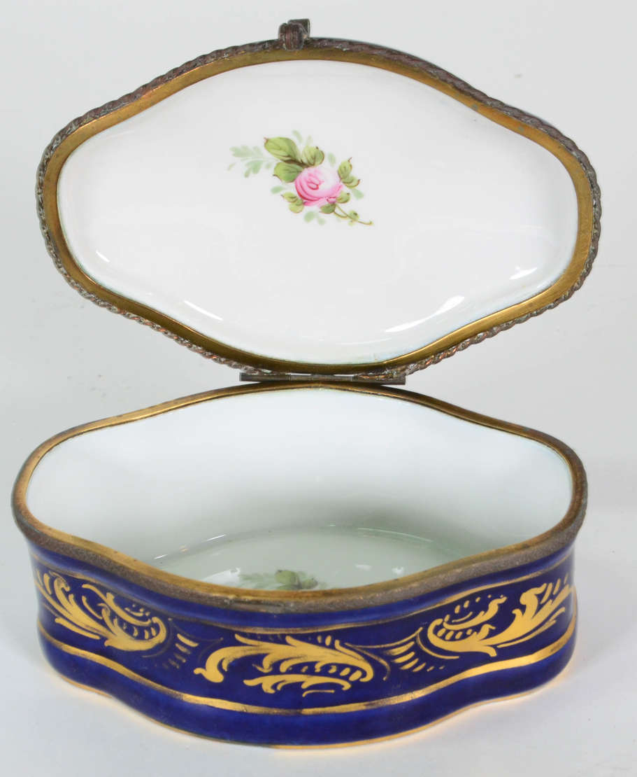 Caixa Decorativa – Porcelana de Sèvres – Decoração em azul cobalto e... - foto 2 de 5