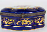 Caixa Decorativa – Porcelana de Sèvres – Decora... - Caixa Decorativa – Porcelana de Sèvres – Decoração em azul cobalto e ouro com corbeille de flores em reserva 
França – século XX