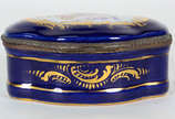 Caixa Decorativa – Porcelana de Sèvres – Decora... - Caixa Decorativa – Porcelana de Sèvres – Decoração em azul cobalto e ouro com corbeille de flores em reserva 
França – século XX
