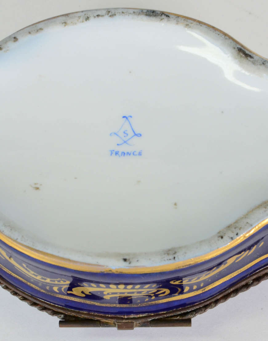 Caixa Decorativa – Porcelana de Sèvres – Decoração em azul cobalto e... - foto 5 de 5