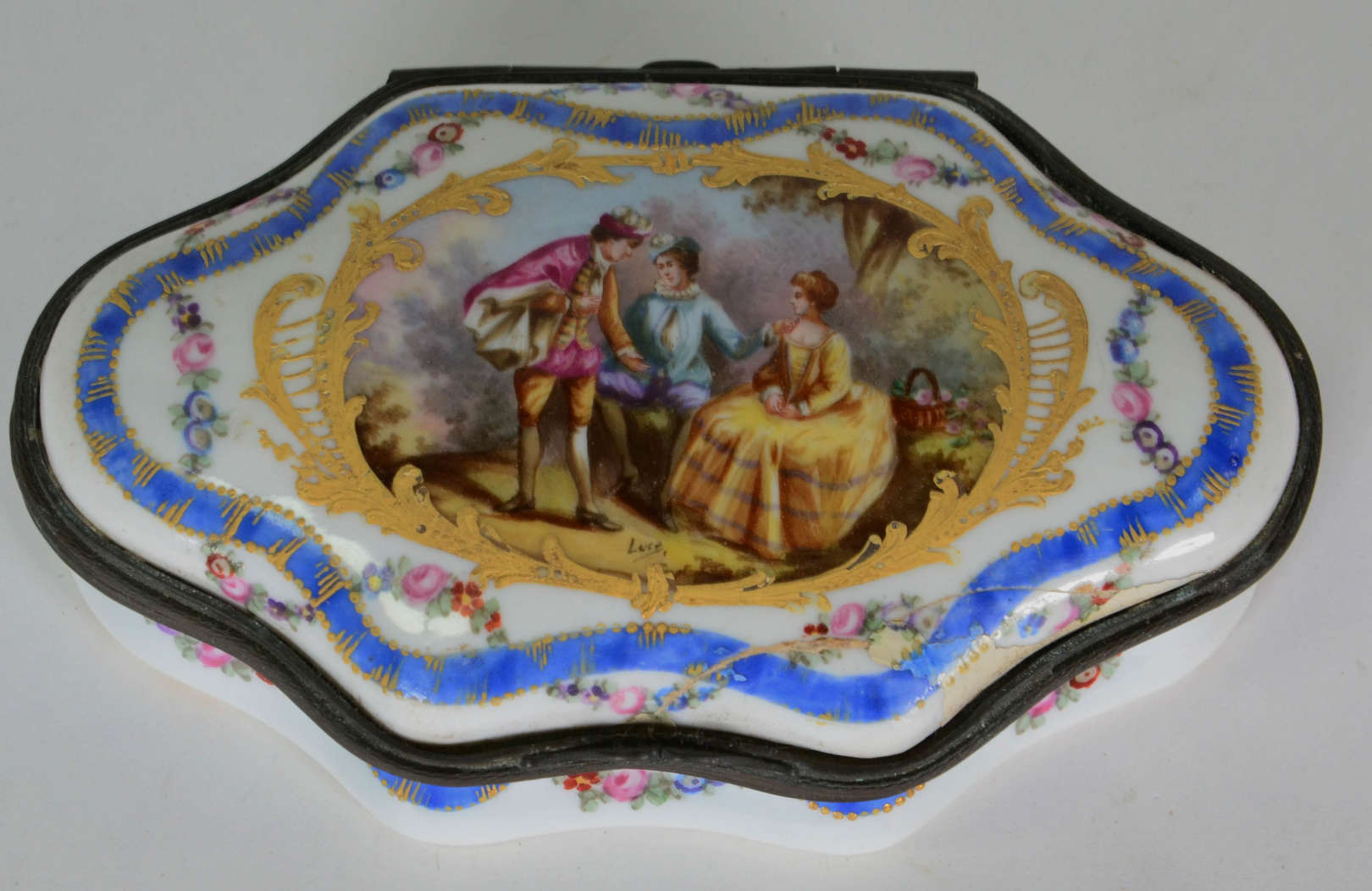 Caixa decorativa – Porcelana de Sèvres branca – Decoração com tarja... - foto 1 de 5