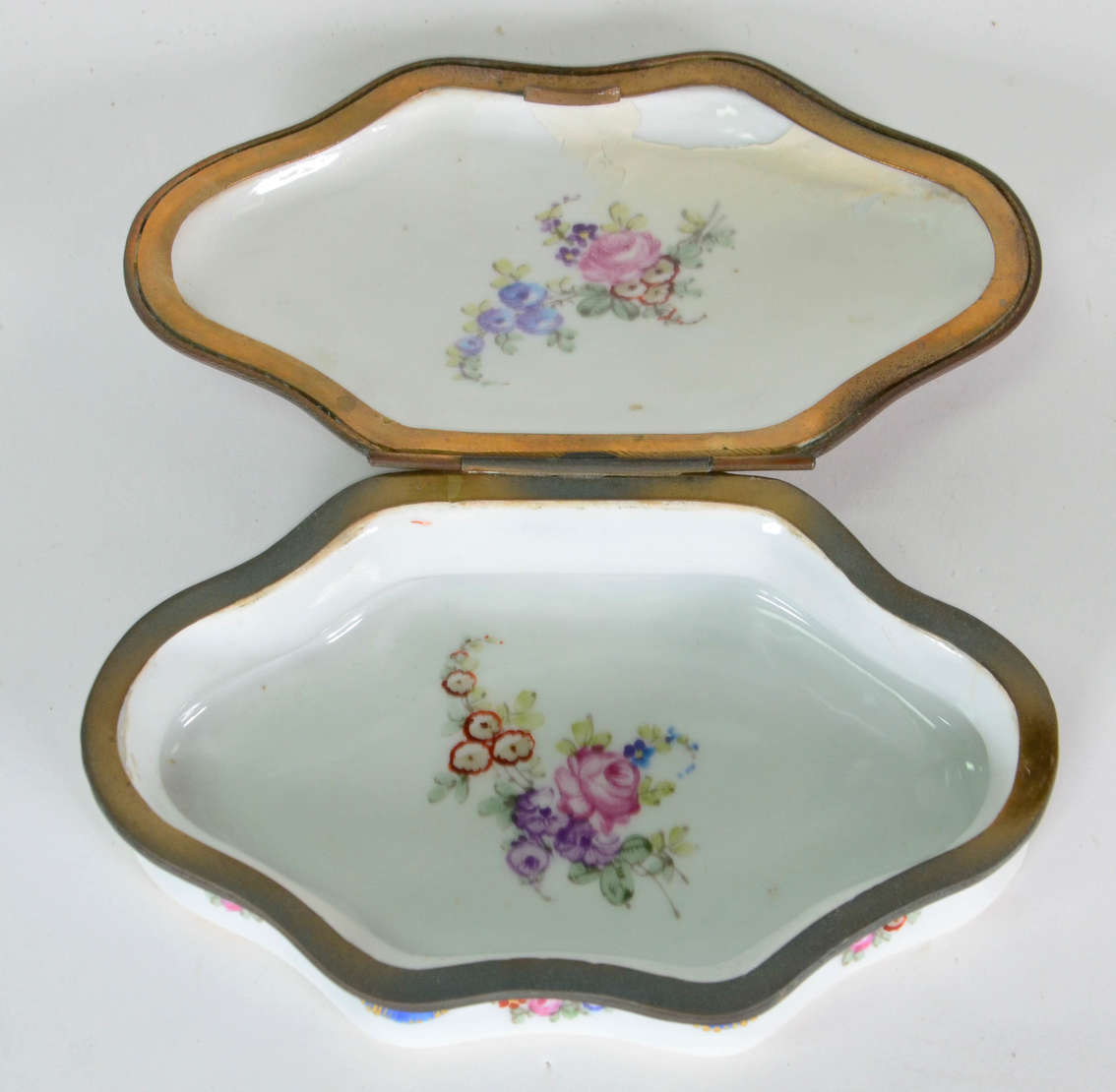 Caixa decorativa – Porcelana de Sèvres branca – Decoração com tarja... - foto 2 de 5