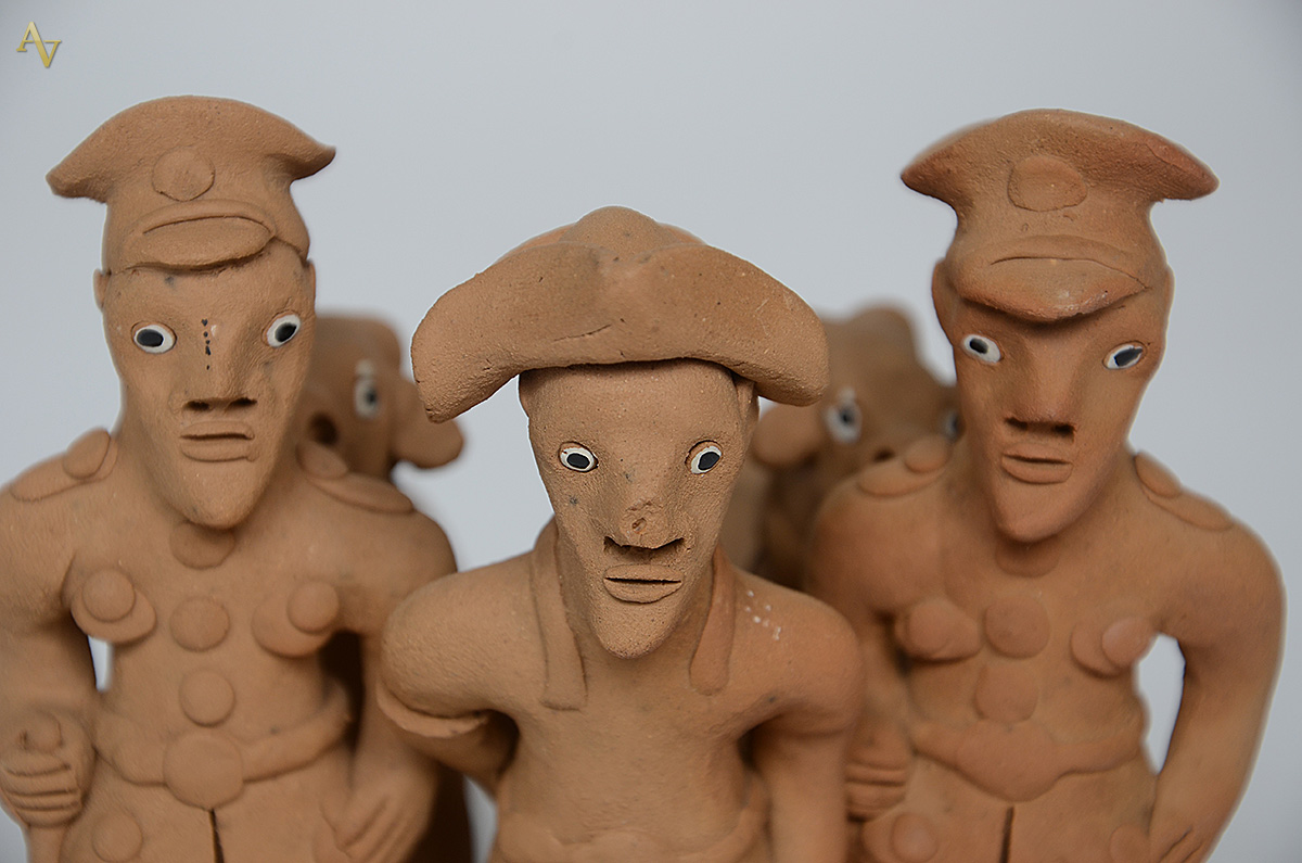 VITALINO - Duas estatuetas de barro representando Policiais com... - foto 4 de 6