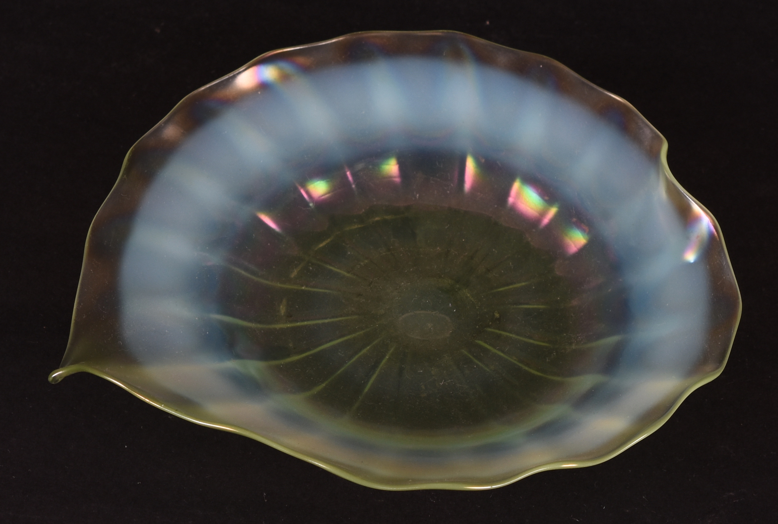 Prato decorativo –“Carnival Glass” Decoração em tons de verde... - foto 1 de 3
