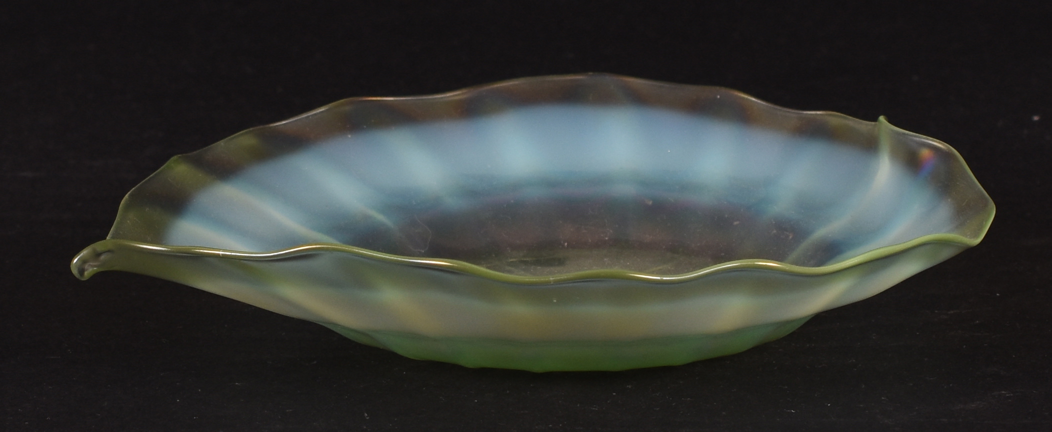 Prato decorativo –“Carnival Glass” Decoração em tons de verde... - foto 2 de 3
