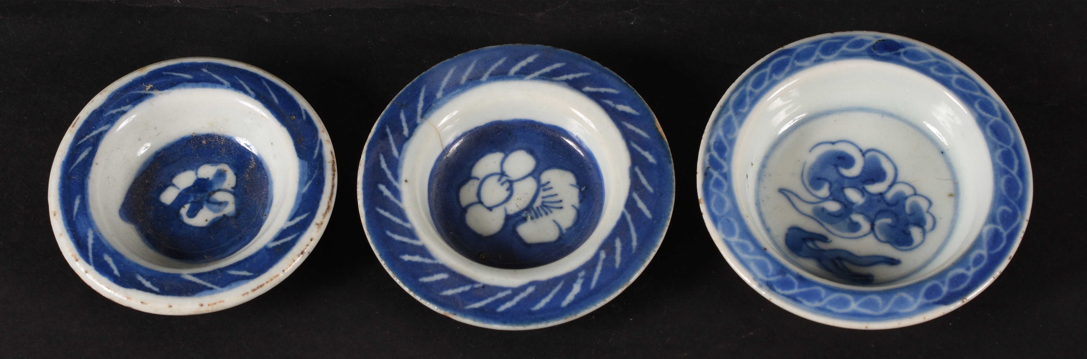 Lote composto de três tampinhas – Porcelana chinesa de Macau –... - foto 1 de 2