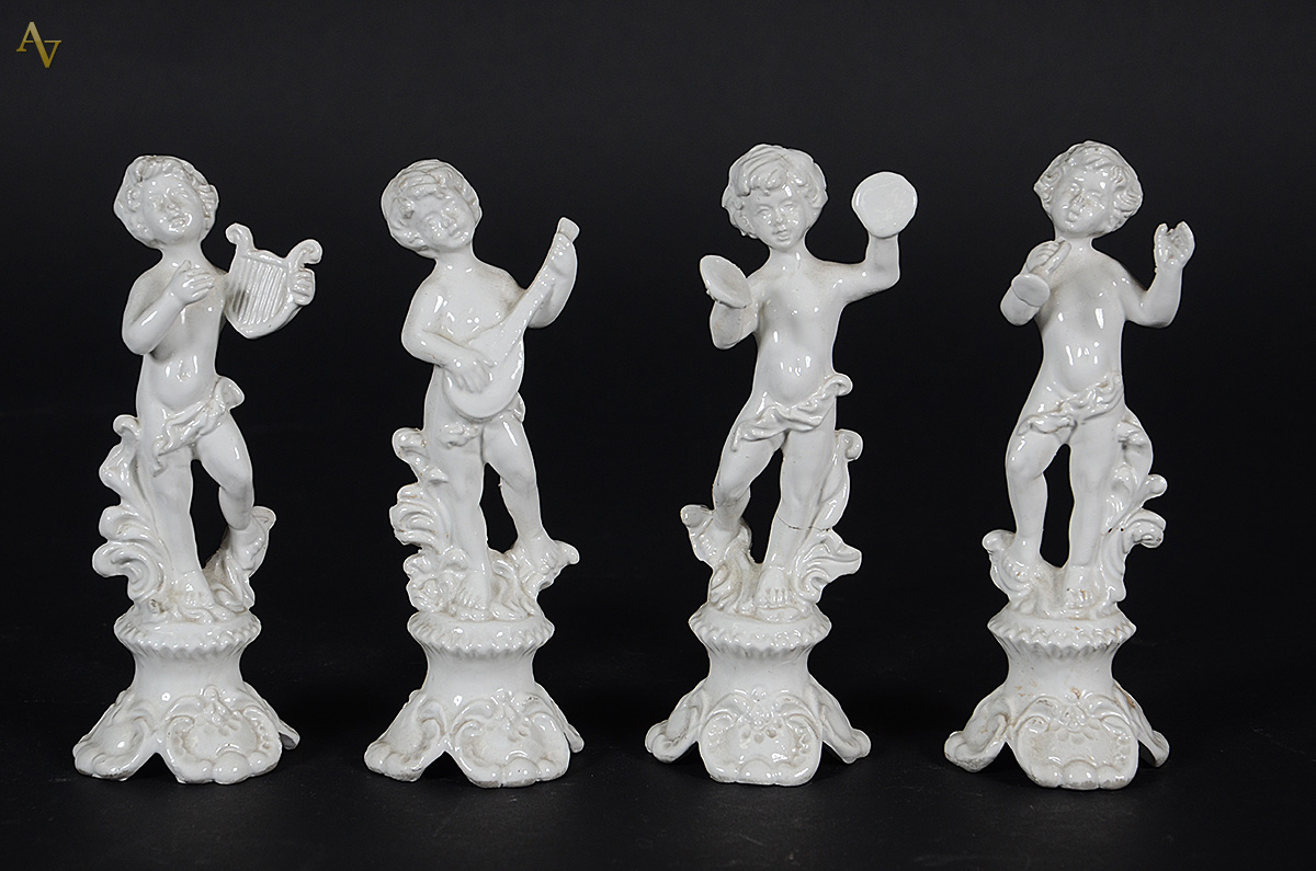 Quatro esculturas de porcelana representando anjos das quatro... - foto 1 de 3