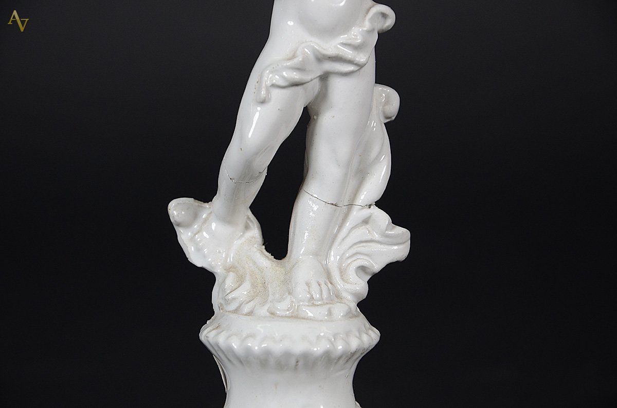 Quatro esculturas de porcelana representando anjos das quatro... - foto 3 de 3