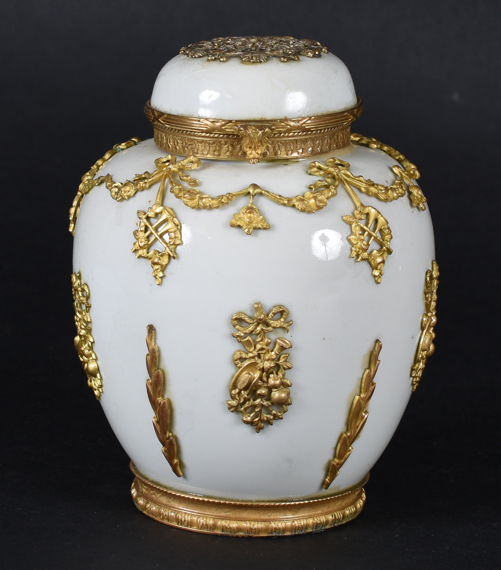 Potiche – Porcelana de “Velho Paris” – Decoração com aplicações em... - foto 1 de 3