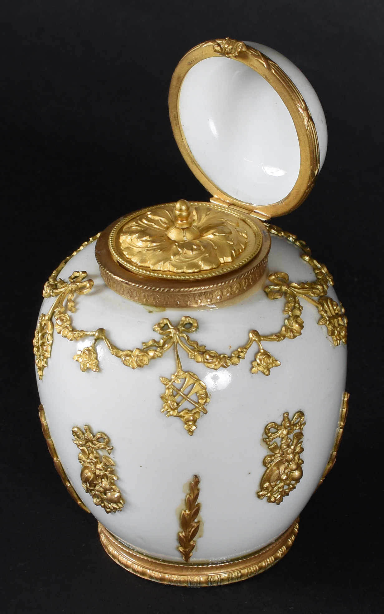 Potiche – Porcelana de “Velho Paris” – Decoração com aplicações em... - foto 2 de 3