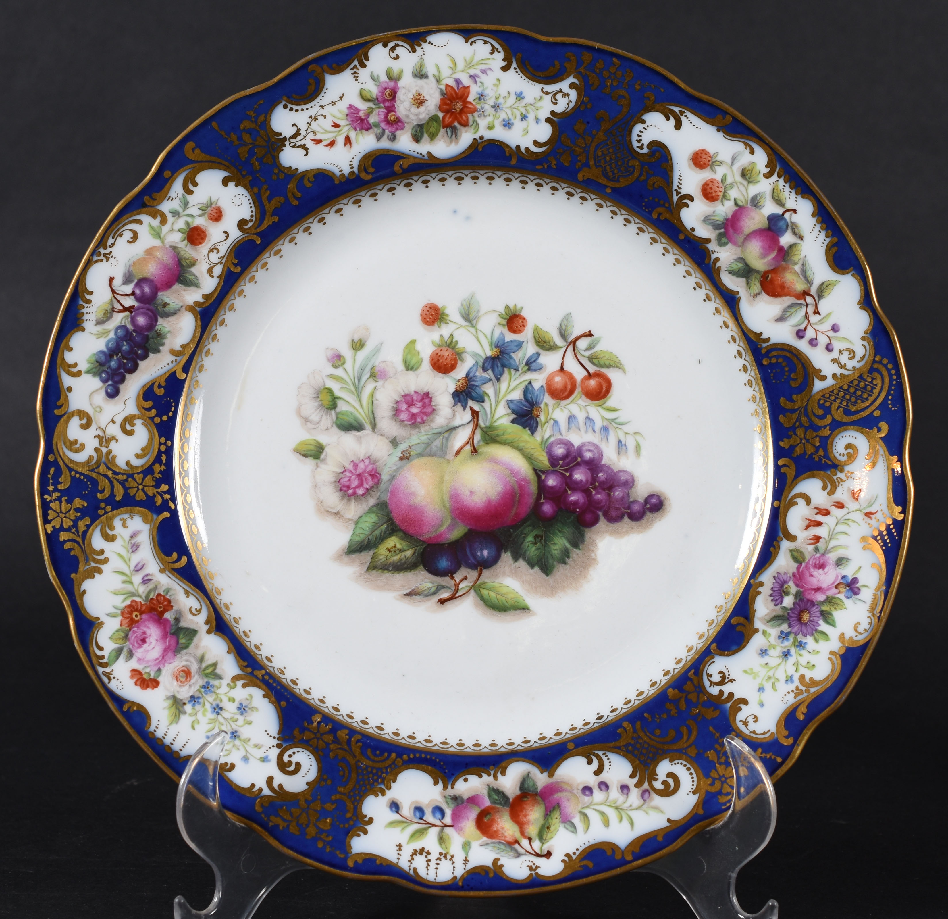 Prato decorativo – Porcelana francesa – Decoração com larga borda em... - foto 1 de 2