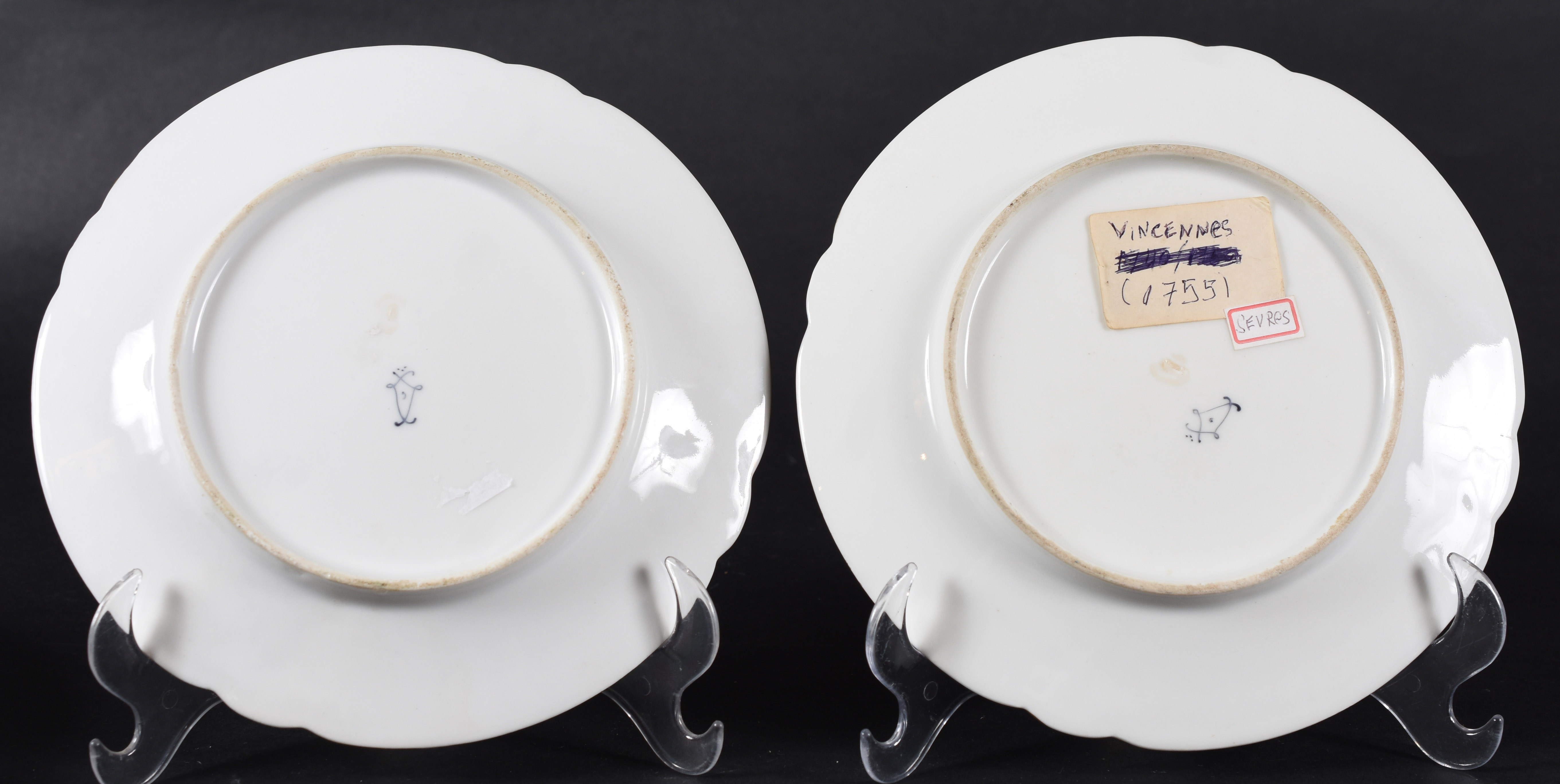 Par de pratos de sobremesa – Porcelana de Sévres – Decoração com... - foto 2 de 2