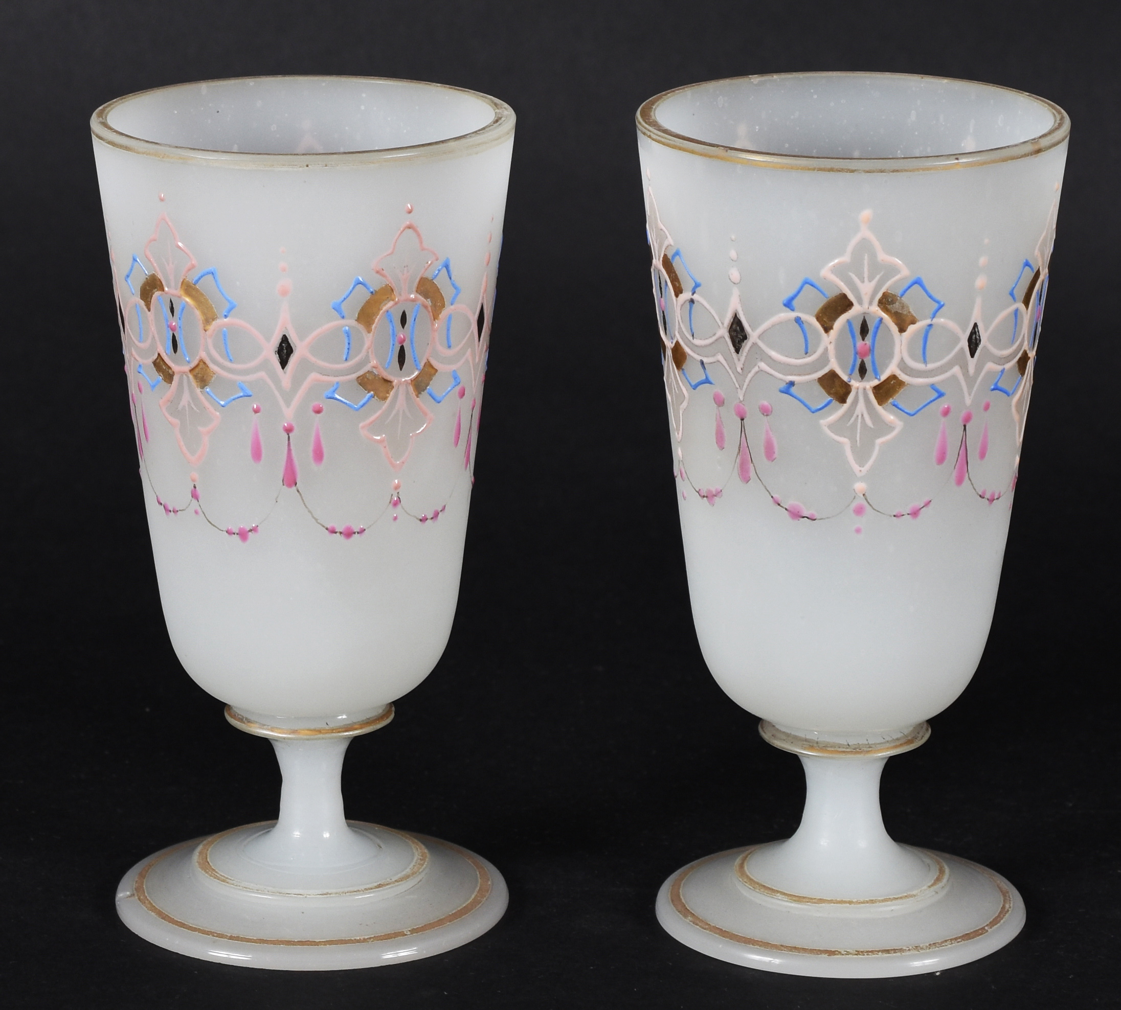 Par de copos – Opalina branca – Decoração dita “persa”, criada para o... - foto 1 de 3