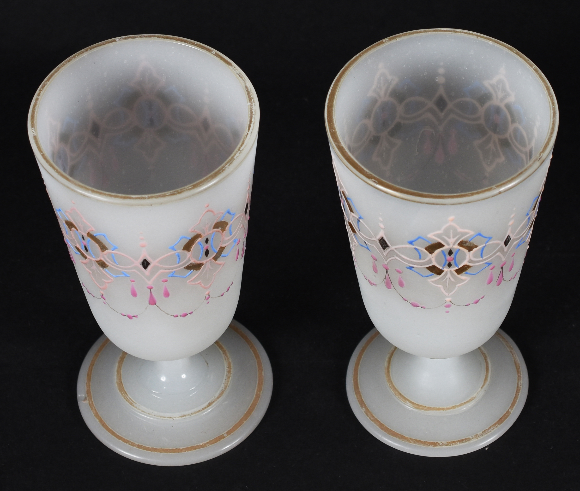 Par de copos – Opalina branca – Decoração dita “persa”, criada para o... - foto 2 de 3