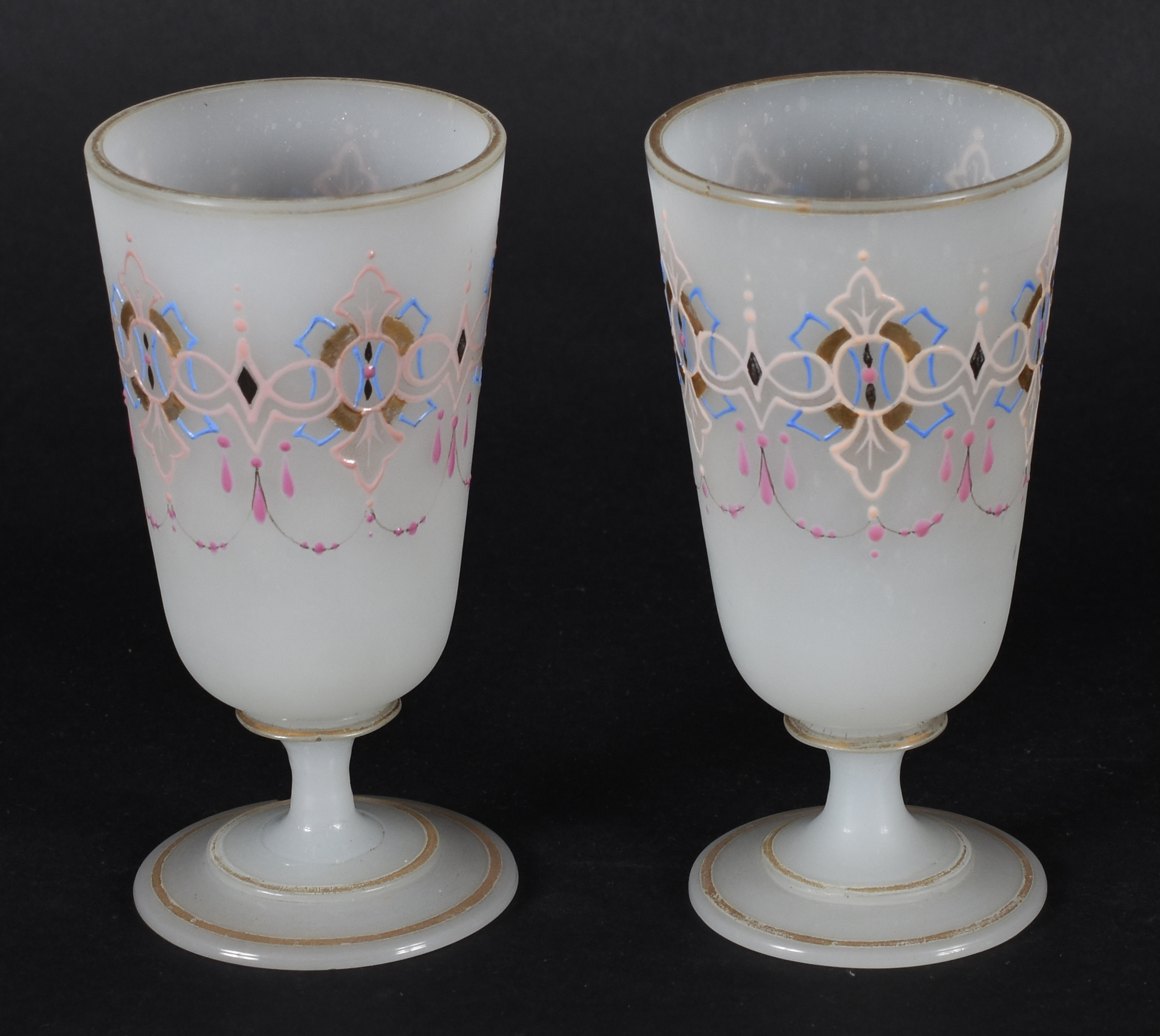 Par de copos – Opalina branca – Decoração dita “persa”, criada para o... - foto 3 de 3