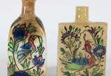 Cerâmica Persa - Dois perfumeiros de Cerâmica v... - Cerâmica Persa - Dois perfumeiros de Cerâmica vitrificada - Decoração com peixes , pássaros  e flores - Pintura sob  esmalte  , Irã , Séculos XV...