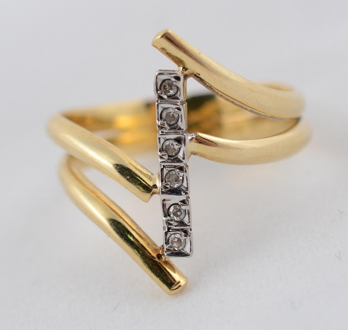 Anel de ouro amarelo 18 k com seis brilhantes. Peso total 4,3 g - Aro... - foto 2 de 2