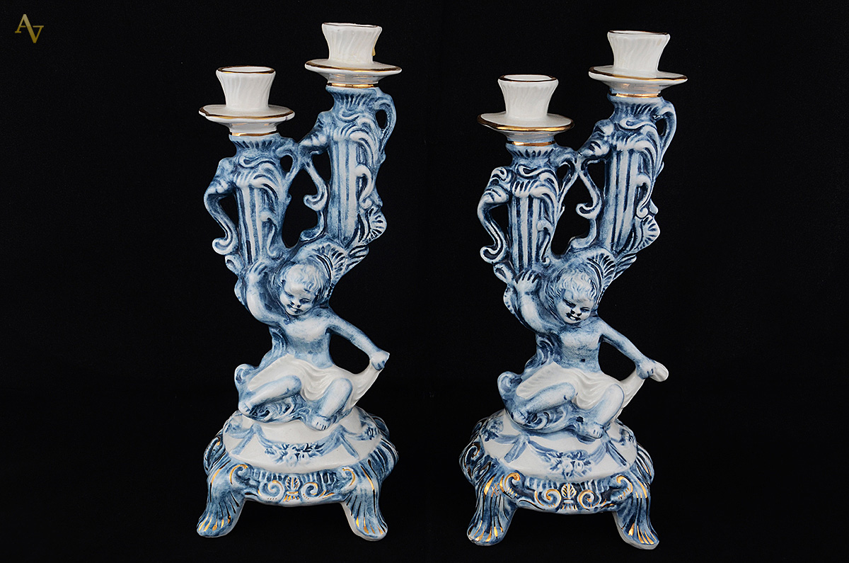 Par de castiçais de porcelana italiana Capodimonte com pucci. Altura...