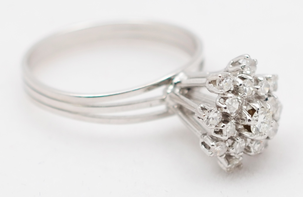 Anel tipo chuveiro de ouro branco com aproximadamente 0.90 ct de... - foto 1 de 2