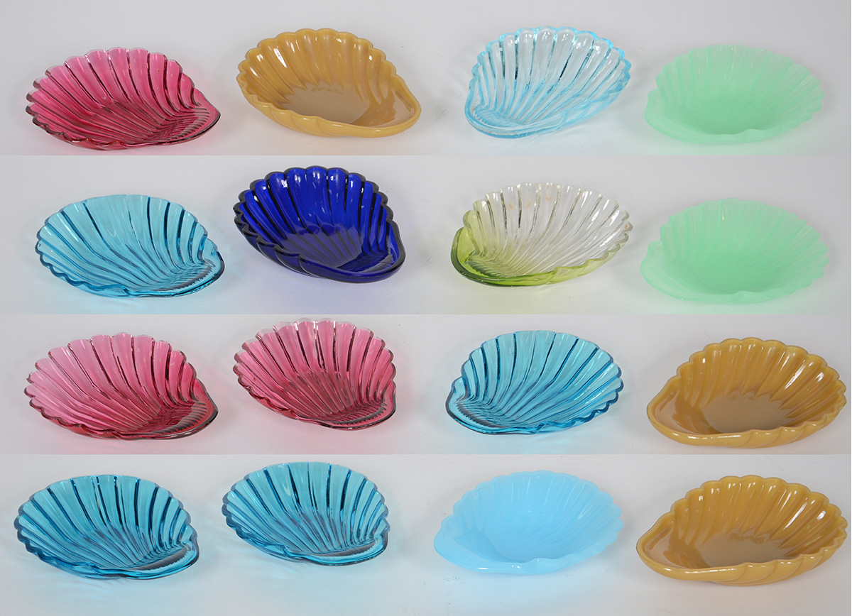 Dezesseis antigas conchas de vidro para sobremesa em diversas cores... - foto 1 de 2