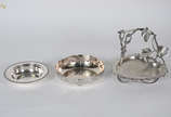 Diversas peças de metal prateado, sendo: porta ... - Diversas peças de metal prateado, sendo: porta uvas com tesoura (altura 22 cm), porta garrafas (diâmetro 18 cm) e bowl (diâmetro 21 cm).