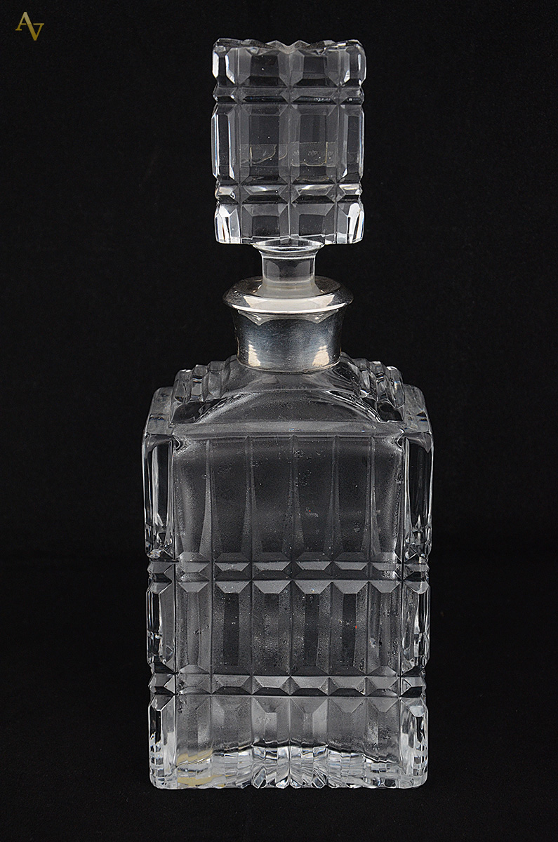 Licoreira de cristal lapidado com gargalo de prata. Altura 27 cm.