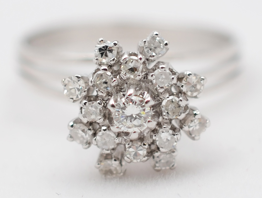 Anel tipo chuveiro de ouro branco com aproximadamente 0.90 ct de... - foto 2 de 2
