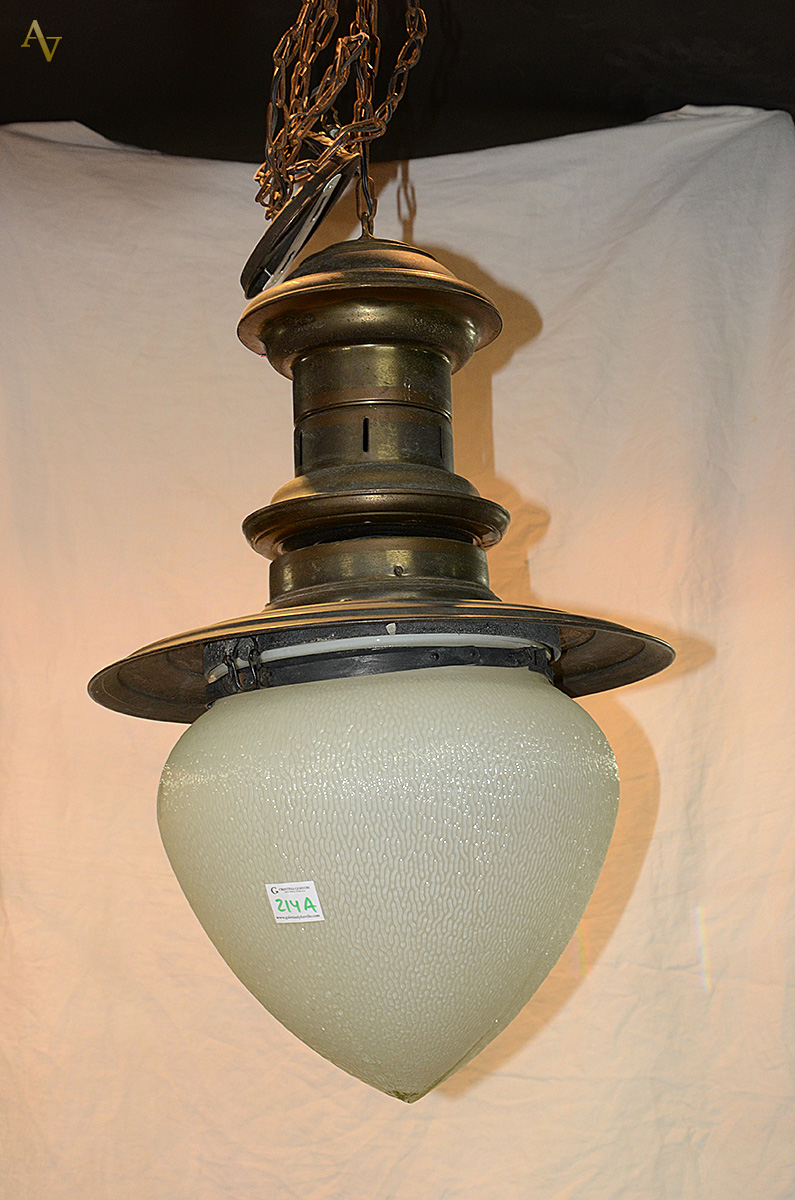 Lanterna de metal com manga de vidro leitoso. Altura 58 cm.