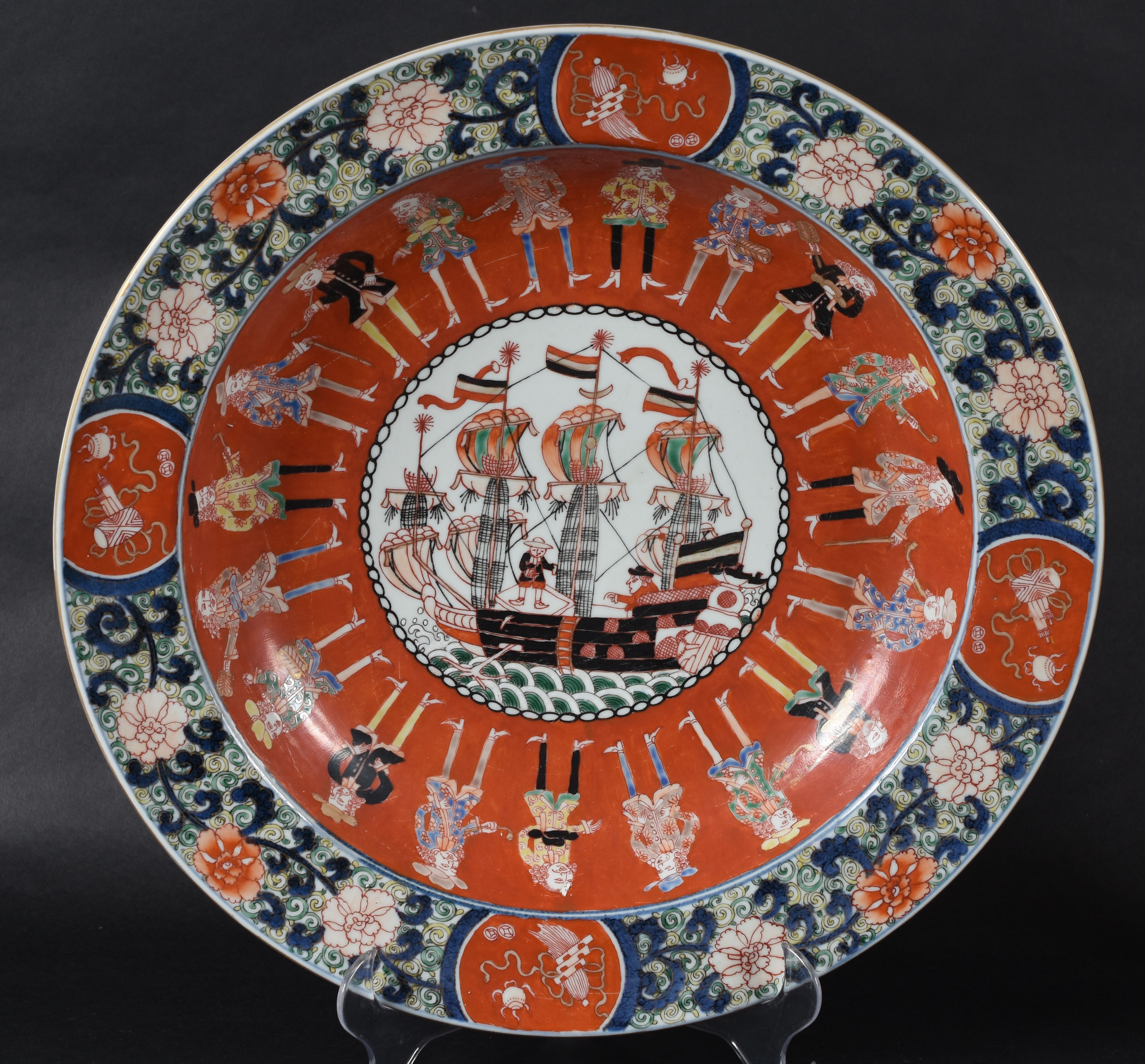 Prato “Medalhão” – Porcelana japonesa – Decoração em policromia com... - foto 1 de 2