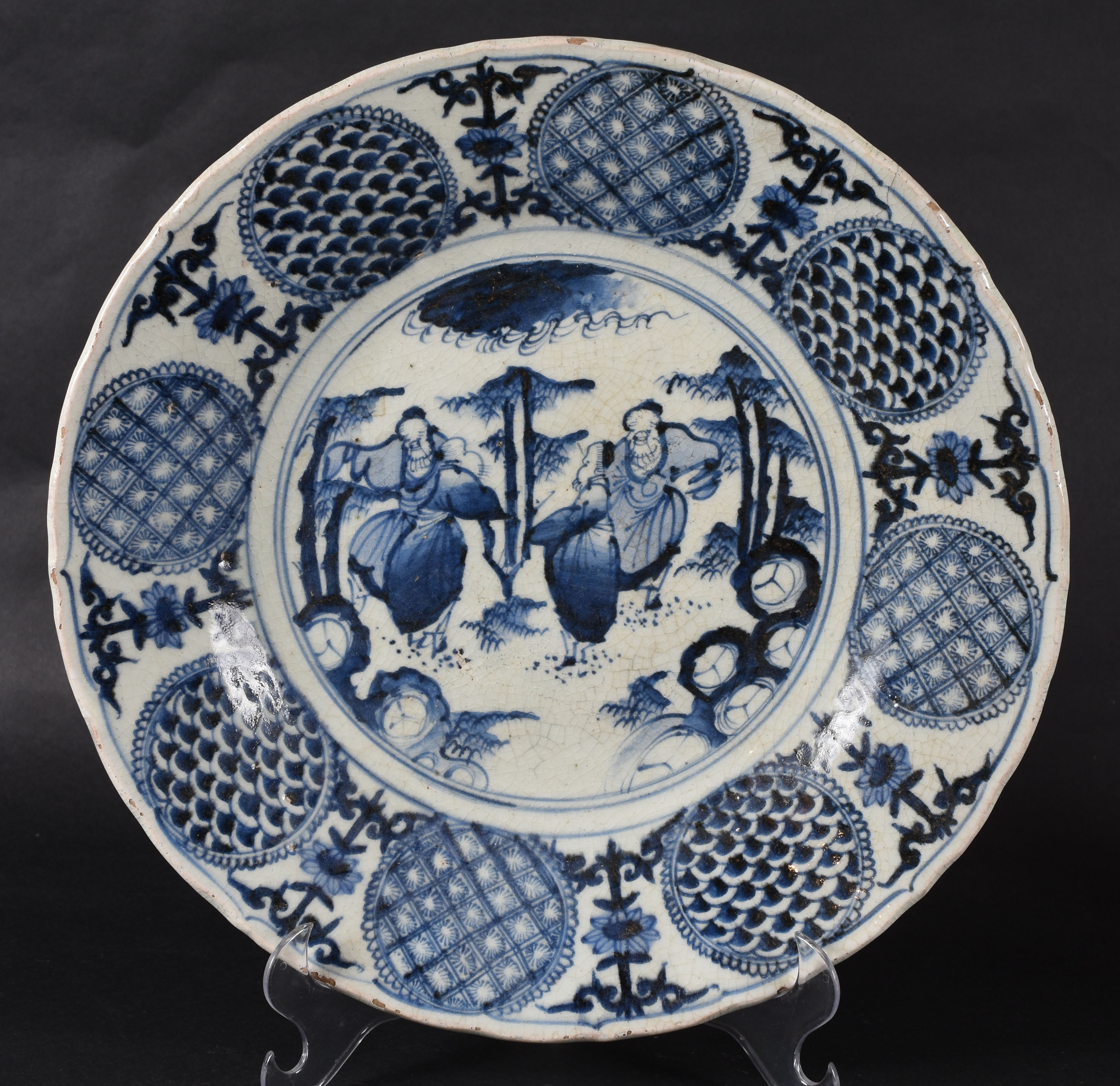 Prato “Medalhão” – Porcelana japonesa – Decoração azul cobalto sobre... - foto 1 de 3
