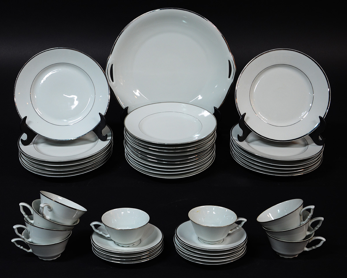 Serviço de chá de porcelana tcheca, na cor off white com frisos...