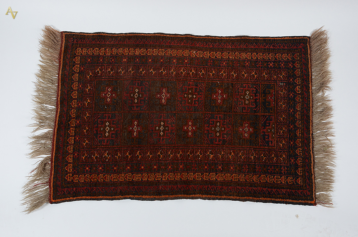 Tapete Afghan. Medidas 1,20 x 0,83 m.