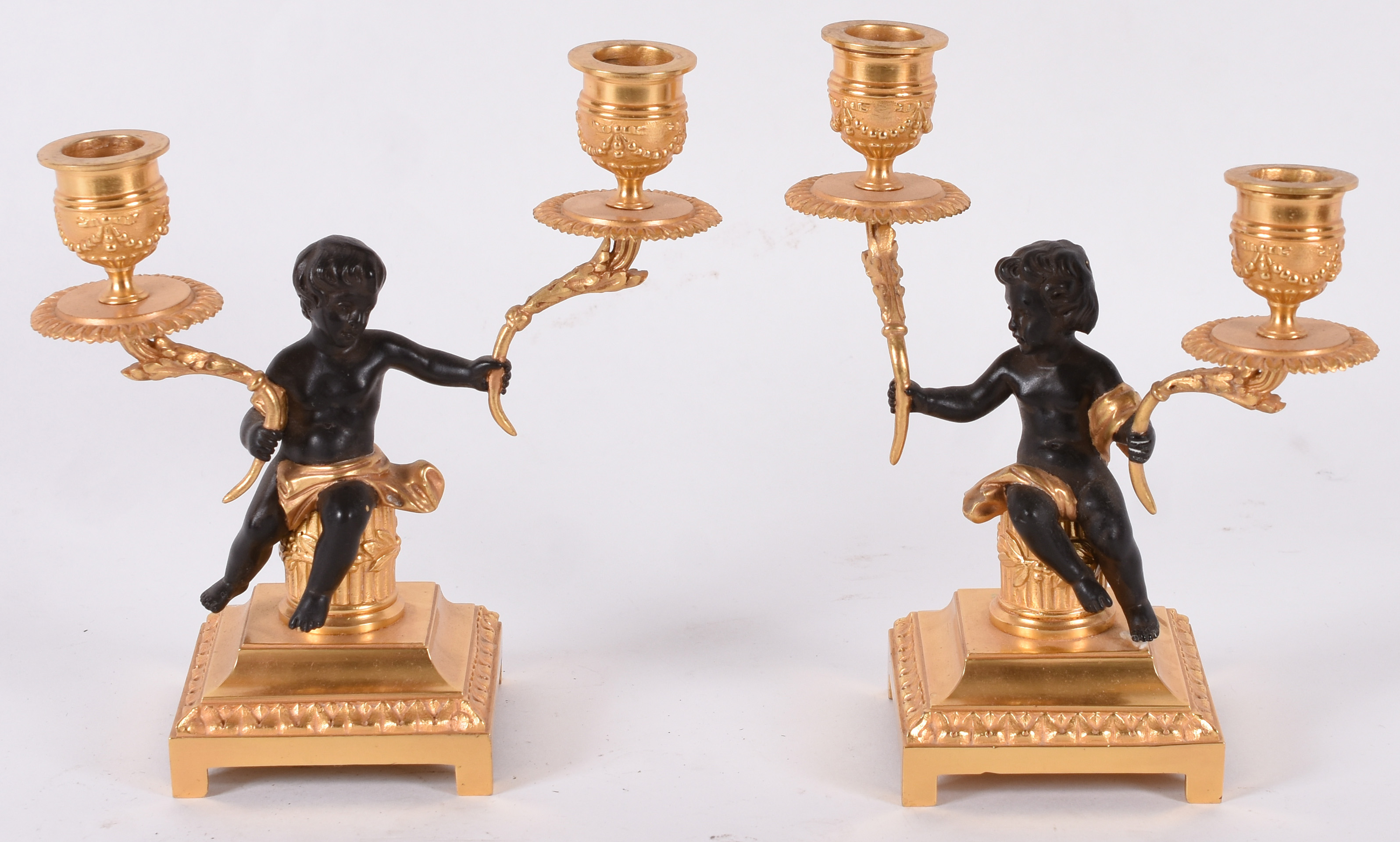 Par de candelabros para duas velas cada – Bronze Francês – Decoração... - foto 1 de 3