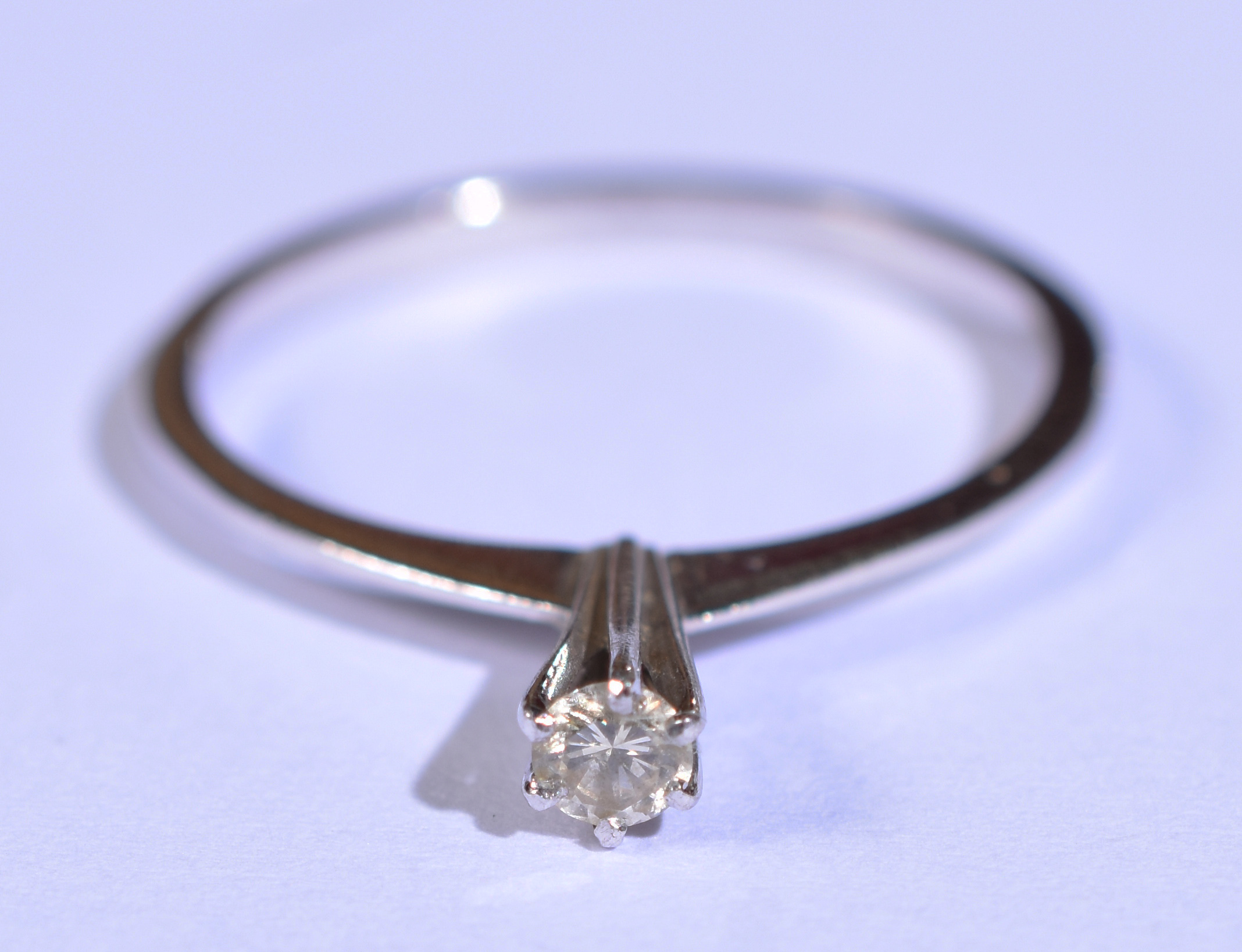 Solitário de ouro branco 18 k com 1 brilhante . Aro 18 (Por questão... - foto 1 de 3