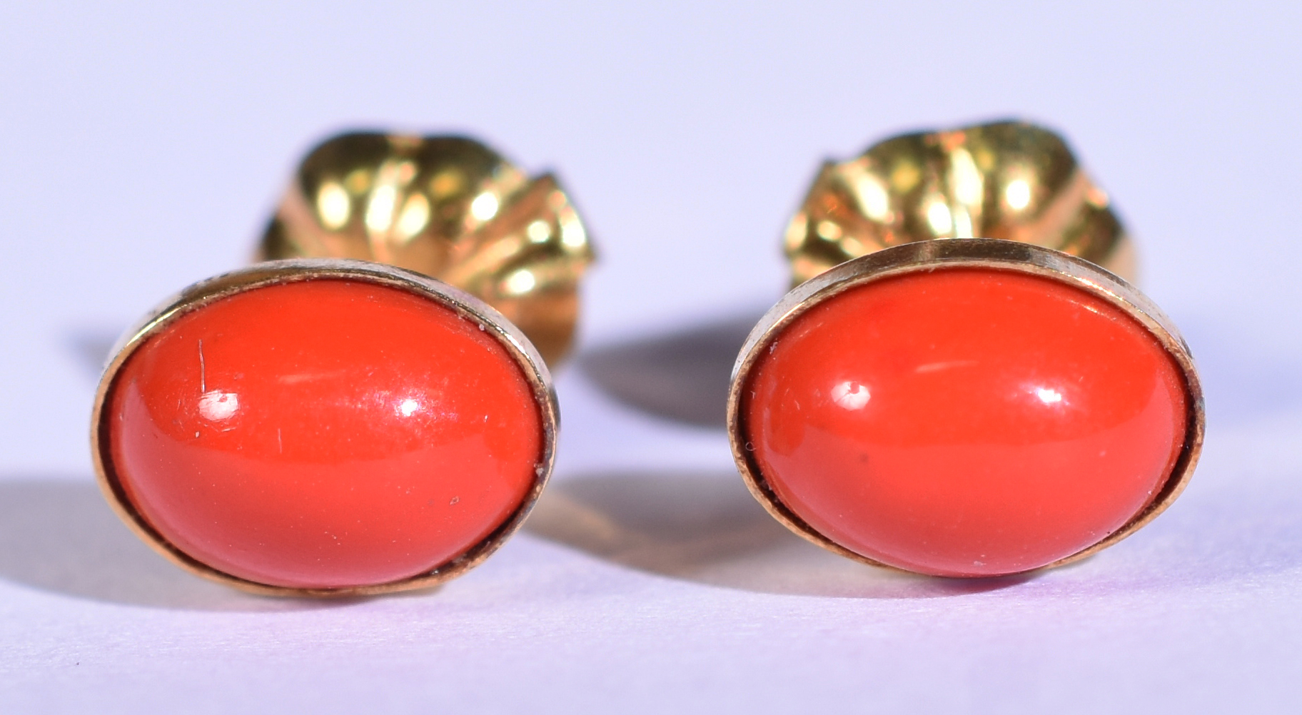 Par de brincos de ouro 18 k e coral (Por questão de segurança a peça... - foto 1 de 3