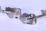 Par de brincos de ouro branco 18k com 2 brilhan... - Par de brincos de ouro branco 18k com 2 brilhantes de aproximadamente 0,10 ct  (Por questão de segurança a peça não se encontra na loja)