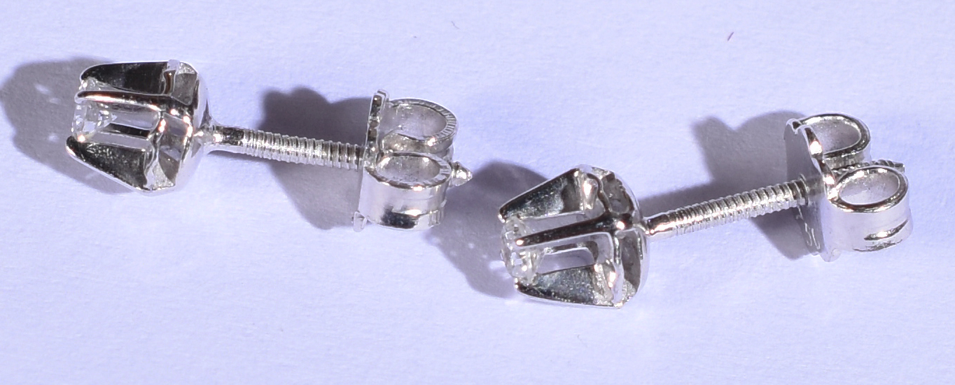Par de brincos de ouro branco 18k com 2 brilhantes de aproximadamente... - foto 2 de 2
