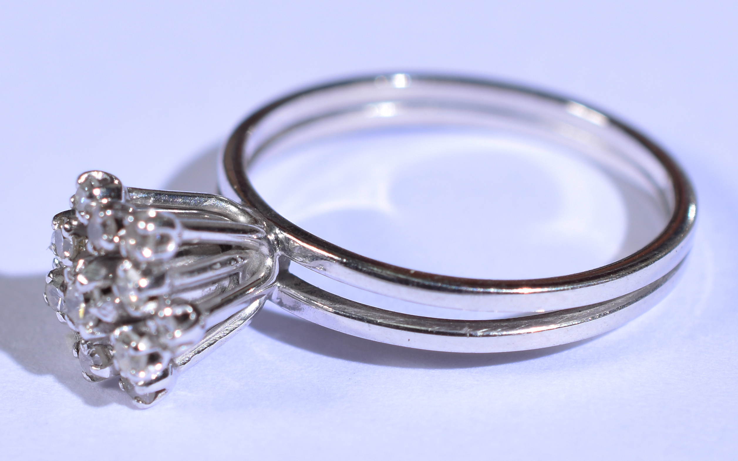 Anel de ouro branco 18 k tipo chuveiro com 12 brilhantes.Aro 17 (Por... - foto 2 de 3