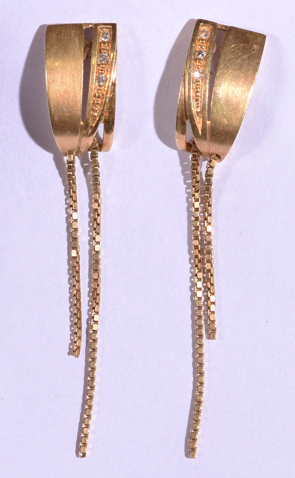 Par de brincos de ouro amarelo 18k com 6 brilhantes. (Por questão de... - foto 1 de 3