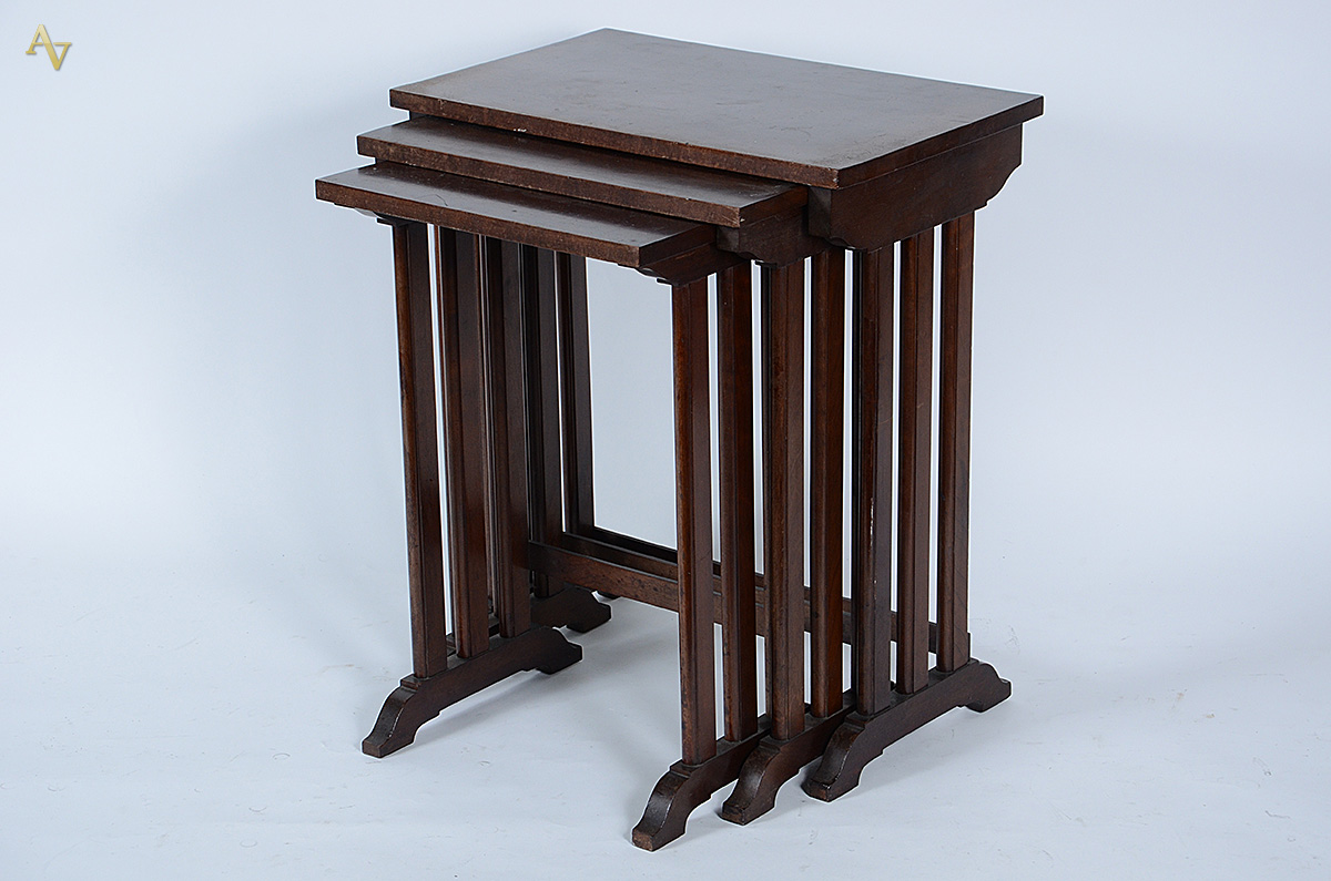 Conjunto com três mesas ninho de madeira nobre, medidas 52 x 31...